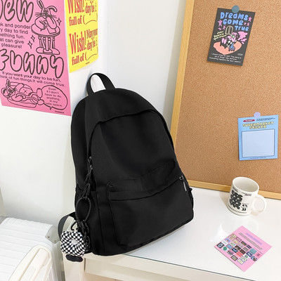 Jednofarebný textilný batoh pre mužov s predným vreckom