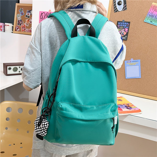 Jednofarebný textilný batoh pre mužov s predným vreckom