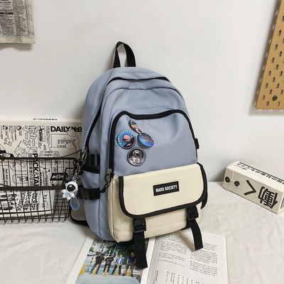 Textilný batoh s niekoľkými priehradkami a krúžkom na kľúče