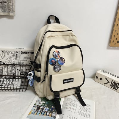 Textilný batoh s niekoľkými priehradkami a krúžkom na kľúče