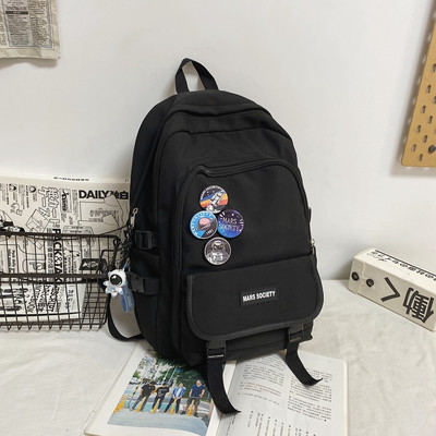 Textilný batoh s niekoľkými priehradkami a krúžkom na kľúče