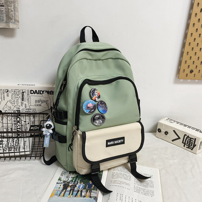 Textilný batoh s niekoľkými priehradkami a krúžkom na kľúče