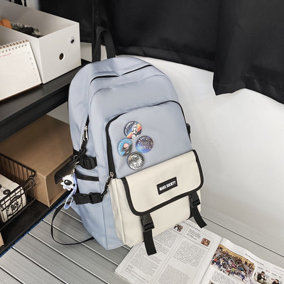 Textilný batoh s niekoľkými priehradkami a krúžkom na kľúče