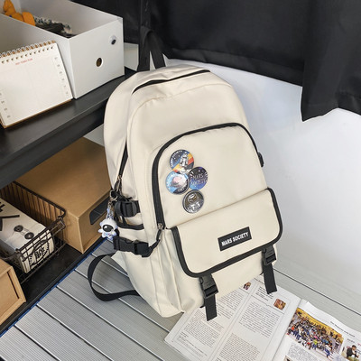 Textilný batoh s niekoľkými priehradkami a krúžkom na kľúče