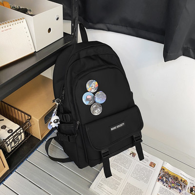 Textilný batoh s niekoľkými priehradkami a krúžkom na kľúče