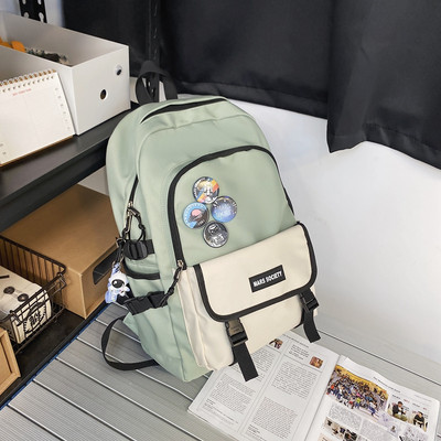 Textilný batoh s niekoľkými priehradkami a krúžkom na kľúče