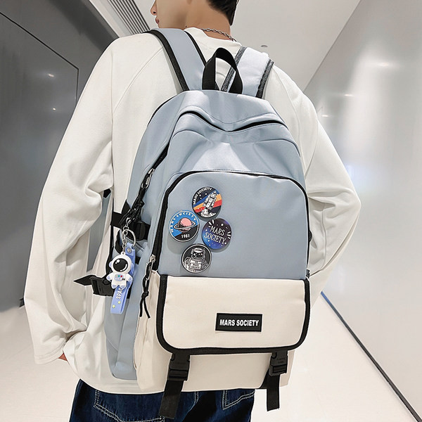 Textilný batoh s niekoľkými priehradkami a krúžkom na kľúče