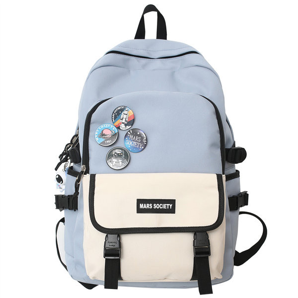 Textilný batoh s niekoľkými priehradkami a krúžkom na kľúče