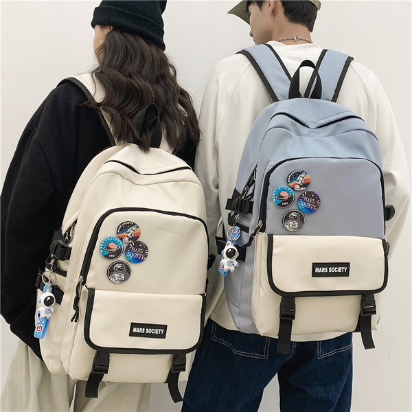 Textilný batoh s niekoľkými priehradkami a krúžkom na kľúče