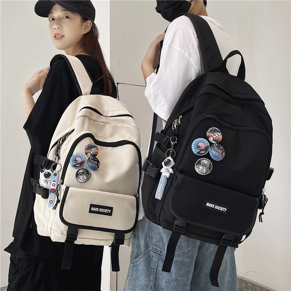 Textilný batoh s niekoľkými priehradkami a krúžkom na kľúče