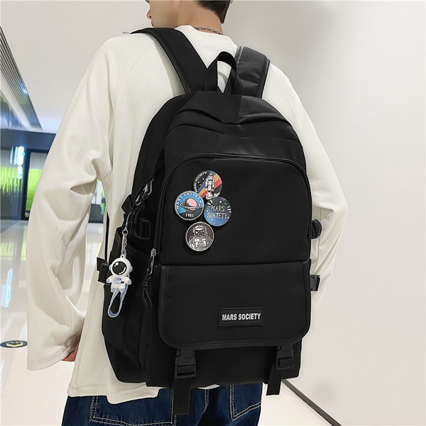 Textilný batoh s niekoľkými priehradkami a krúžkom na kľúče