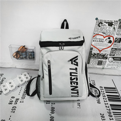 Nový model textilného batohu s nápisom a zipsom