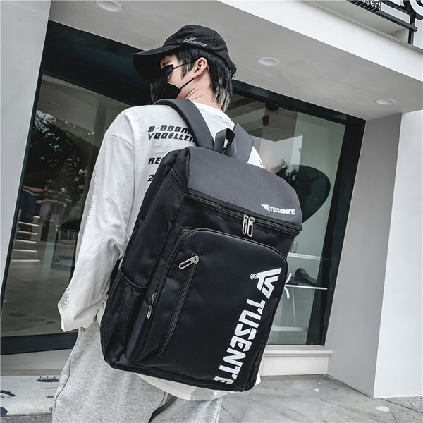 Nový model textilného batohu s nápisom a zipsom