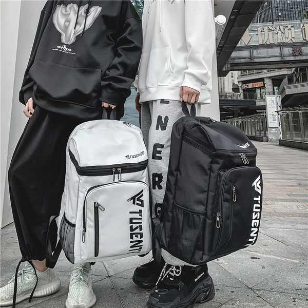 Nový model textilného batohu s nápisom a zipsom