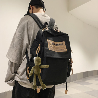 Textilný batoh s vreckami a širokými popruhmi