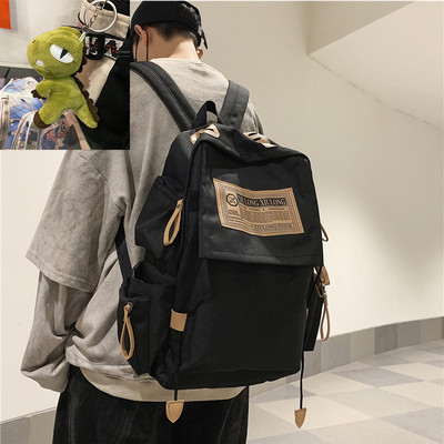 Textilný batoh s vreckami a širokými popruhmi