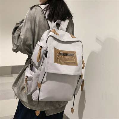 Textilný batoh s vreckami a širokými popruhmi