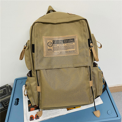 Textilný batoh s vreckami a širokými popruhmi