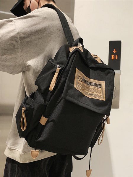 Textilný batoh s vreckami a širokými popruhmi