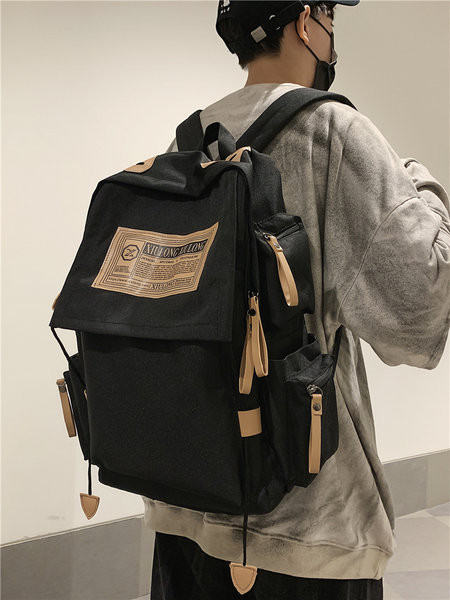 Textilný batoh s vreckami a širokými popruhmi