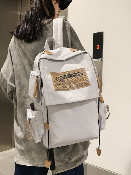 Textilný batoh s vreckami a širokými popruhmi