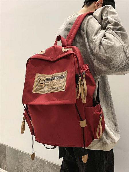 Textilný batoh s vreckami a širokými popruhmi