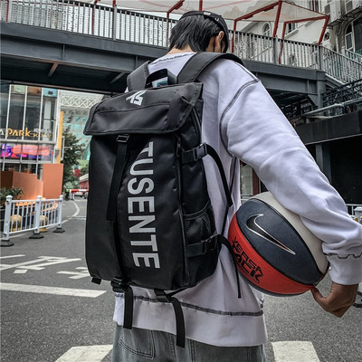 Pánsky batoh s nápisom a plastovým zapínaním, vhodný na každodenné nosenie