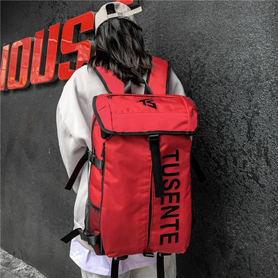 Pánsky batoh s nápisom a plastovým zapínaním, vhodný na každodenné nosenie