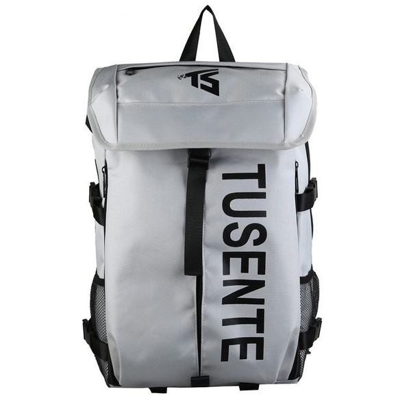 Pánsky batoh s nápisom a plastovým zapínaním, vhodný na každodenné nosenie