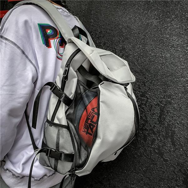 Pánsky batoh s nápisom a plastovým zapínaním, vhodný na každodenné nosenie