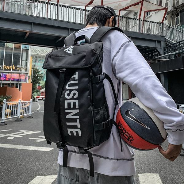 Pánsky batoh s nápisom a plastovým zapínaním, vhodný na každodenné nosenie