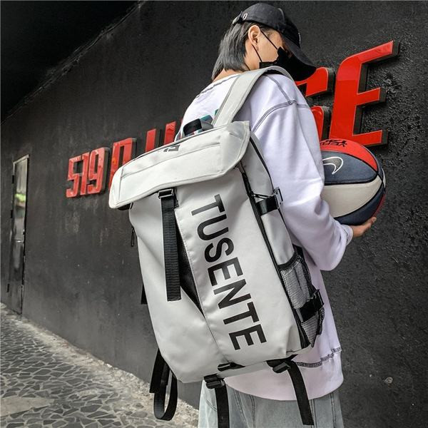 Pánsky batoh s nápisom a plastovým zapínaním, vhodný na každodenné nosenie