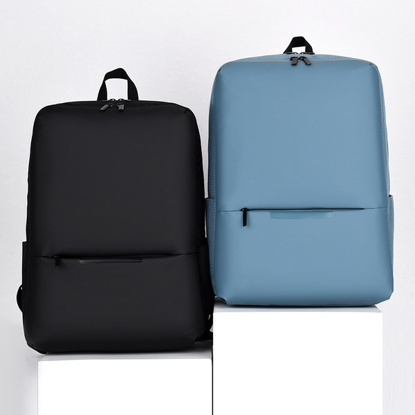 Čistý model batohu s predným vreckom pre mužov