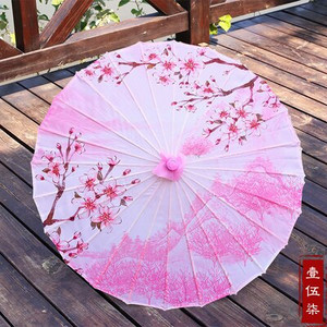 Naiste vihmavari Siidist õues Jaapani kirsiõied iidse tantsu pulma dekoratiivne vihmavari Hiina stiilis õlipaberist vihmavari