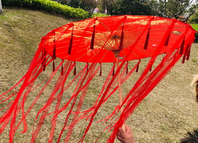 Naiste vihmavari Siidist õues Jaapani kirsiõied iidse tantsu pulma dekoratiivne vihmavari Hiina stiilis õlipaberist vihmavari