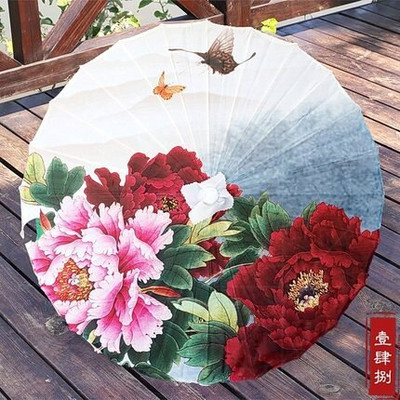 Naiste vihmavari Siidist õues Jaapani kirsiõied iidse tantsu pulma dekoratiivne vihmavari Hiina stiilis õlipaberist vihmavari