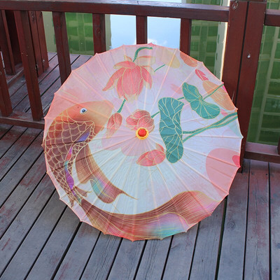 Naiste vihmavari Siidist õues Jaapani kirsiõied iidse tantsu pulma dekoratiivne vihmavari Hiina stiilis õlipaberist vihmavari