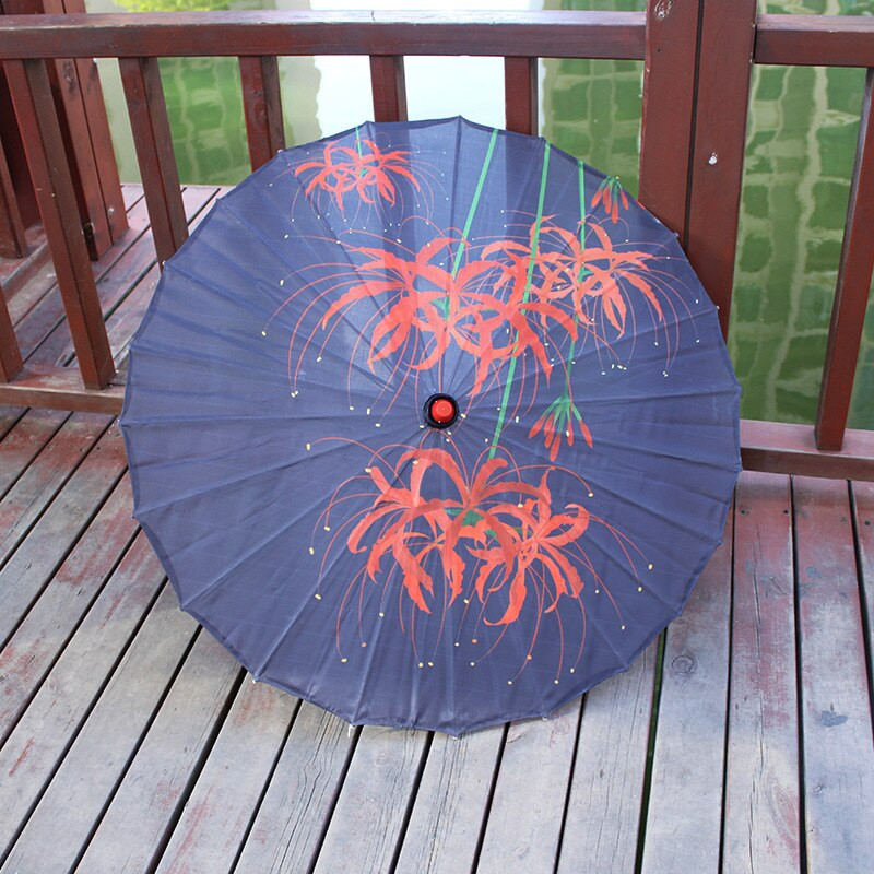 Naiste vihmavari Siidist õues Jaapani kirsiõied iidse tantsu pulma dekoratiivne vihmavari Hiina stiilis õlipaberist vihmavari