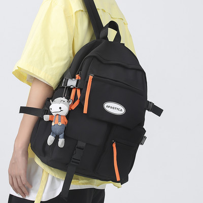 Nový model textilného batohu s nápisom a predným vreckom