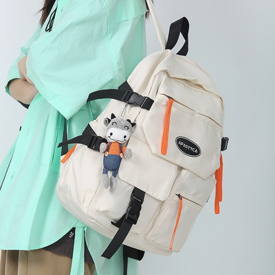 Nový model textilného batohu s nápisom a predným vreckom