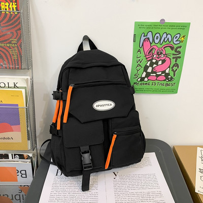 Nový model textilného batohu s nápisom a predným vreckom