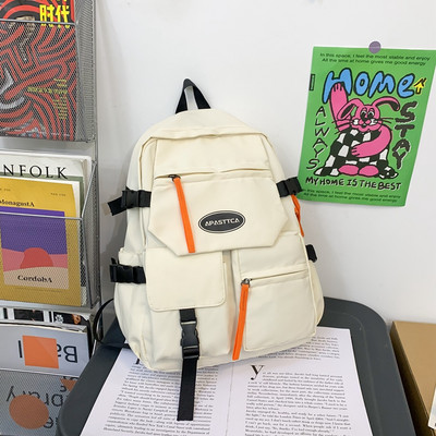 Nový model textilného batohu s nápisom a predným vreckom