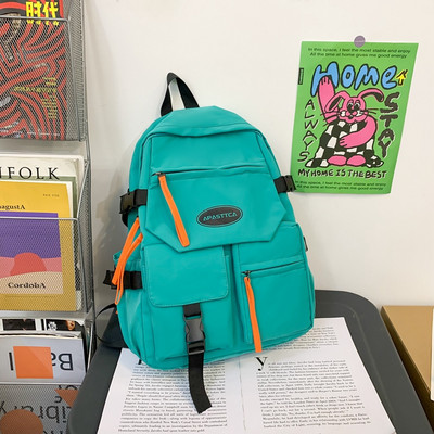 Nový model textilného batohu s nápisom a predným vreckom