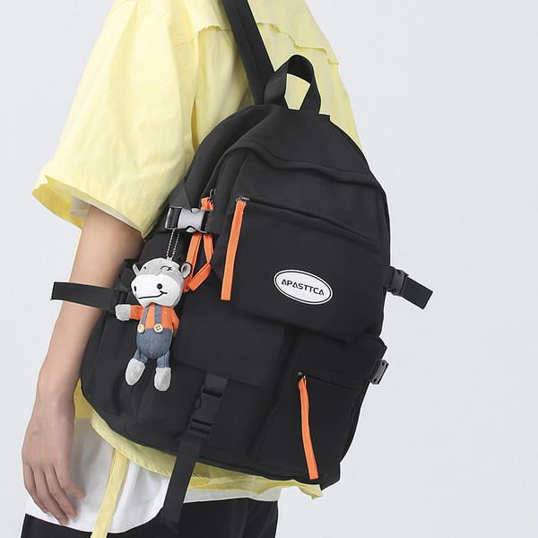 Nový model textilného batohu s nápisom a predným vreckom