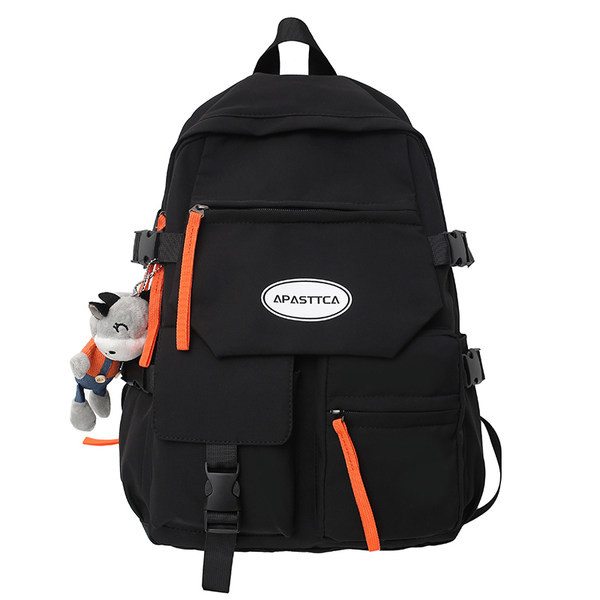 Nový model textilného batohu s nápisom a predným vreckom