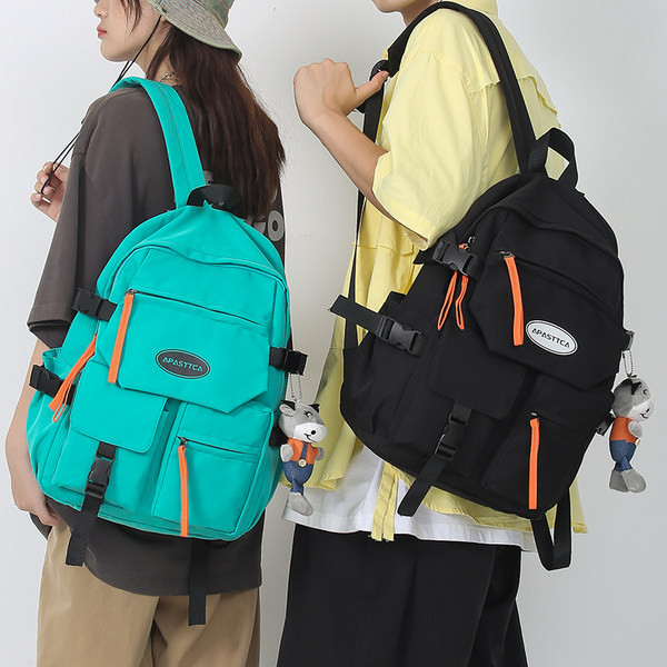 Nový model textilného batohu s nápisom a predným vreckom