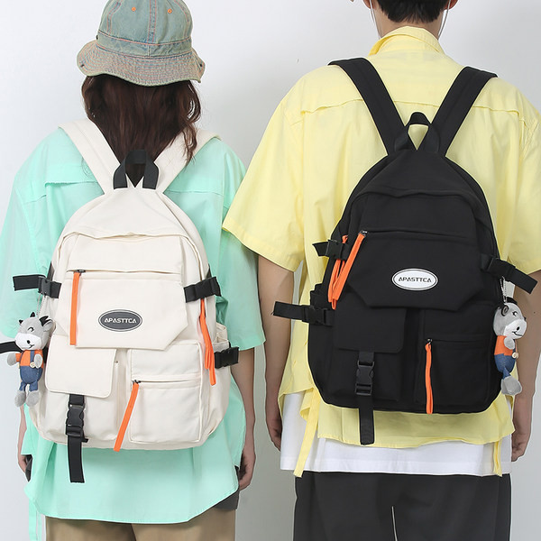 Nový model textilného batohu s nápisom a predným vreckom