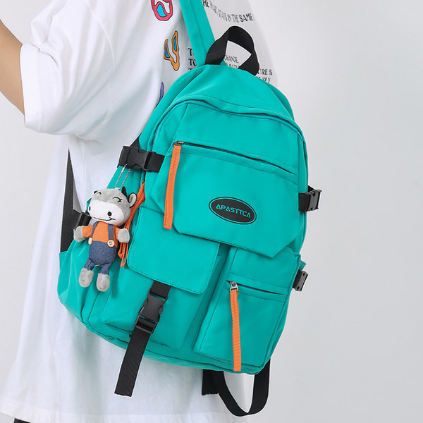 Nový model textilného batohu s nápisom a predným vreckom