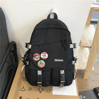 Veľký batoh s ozdobnými prvkami