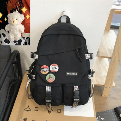 Veľký batoh s ozdobnými prvkami